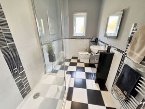 Shower room- click for photo gallery